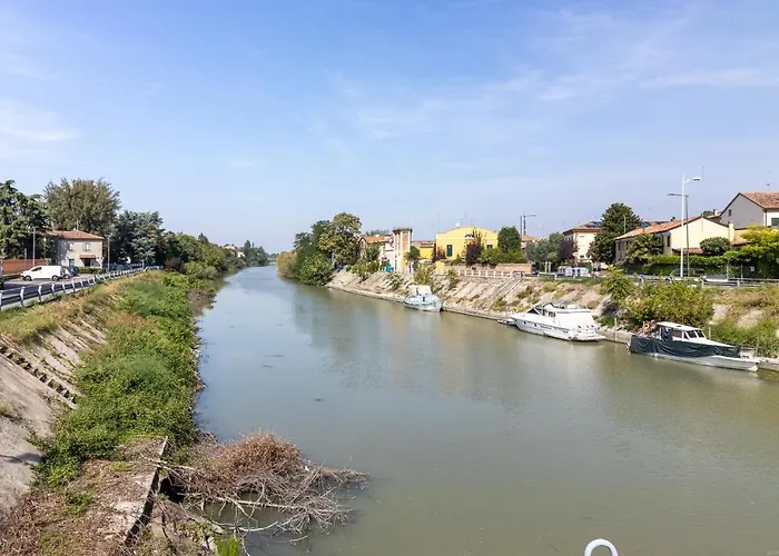 Guesthost - Darsena Luminous & Cozy Φεράρα