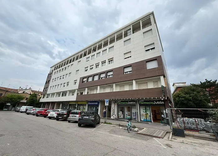 Guesthost - Darsena Luminous & Cozy * Φεράρα